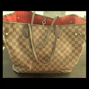 Louis Vitton The Neverfull GM tote.